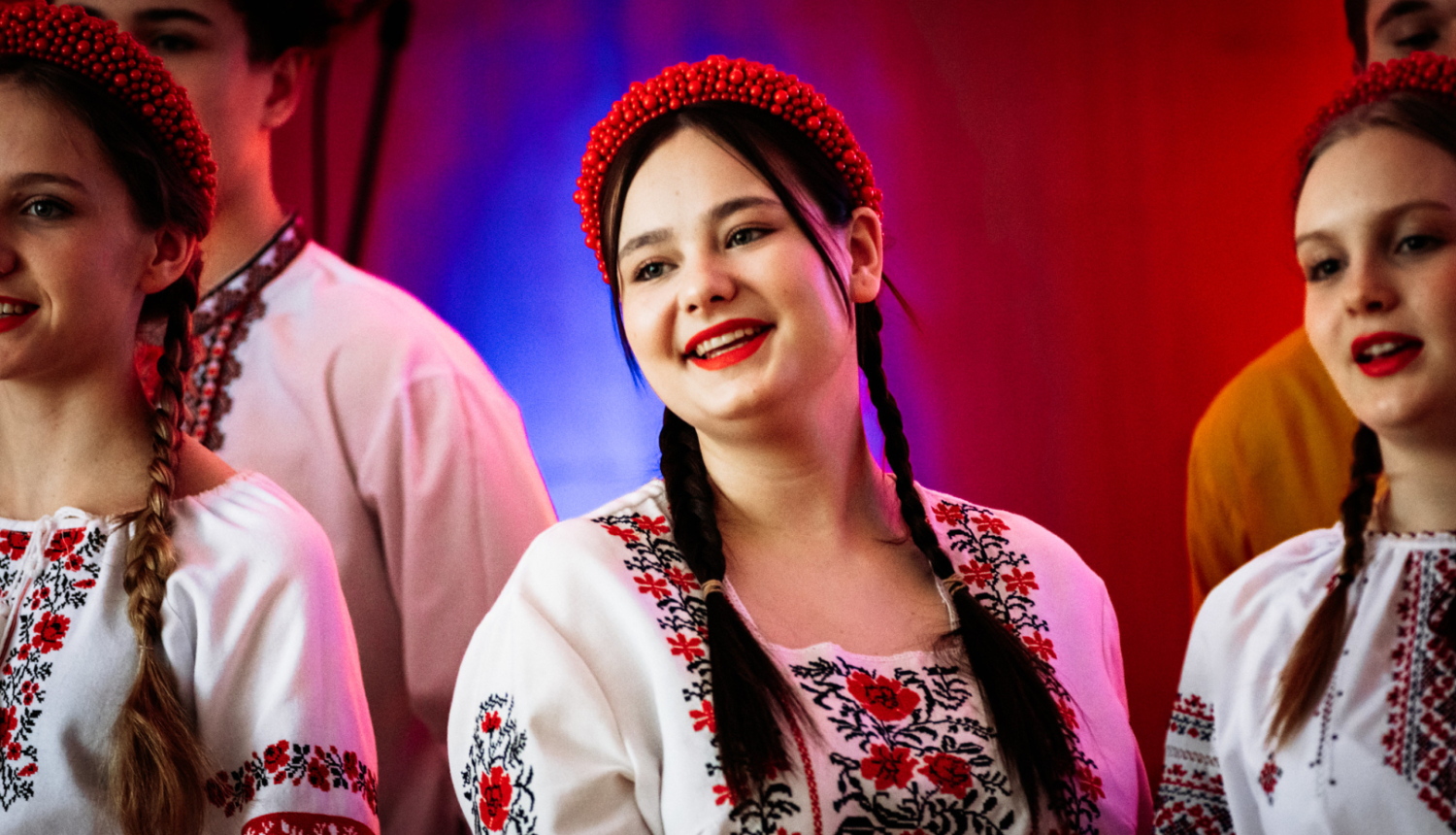 jaunieši uzstājas koncertā