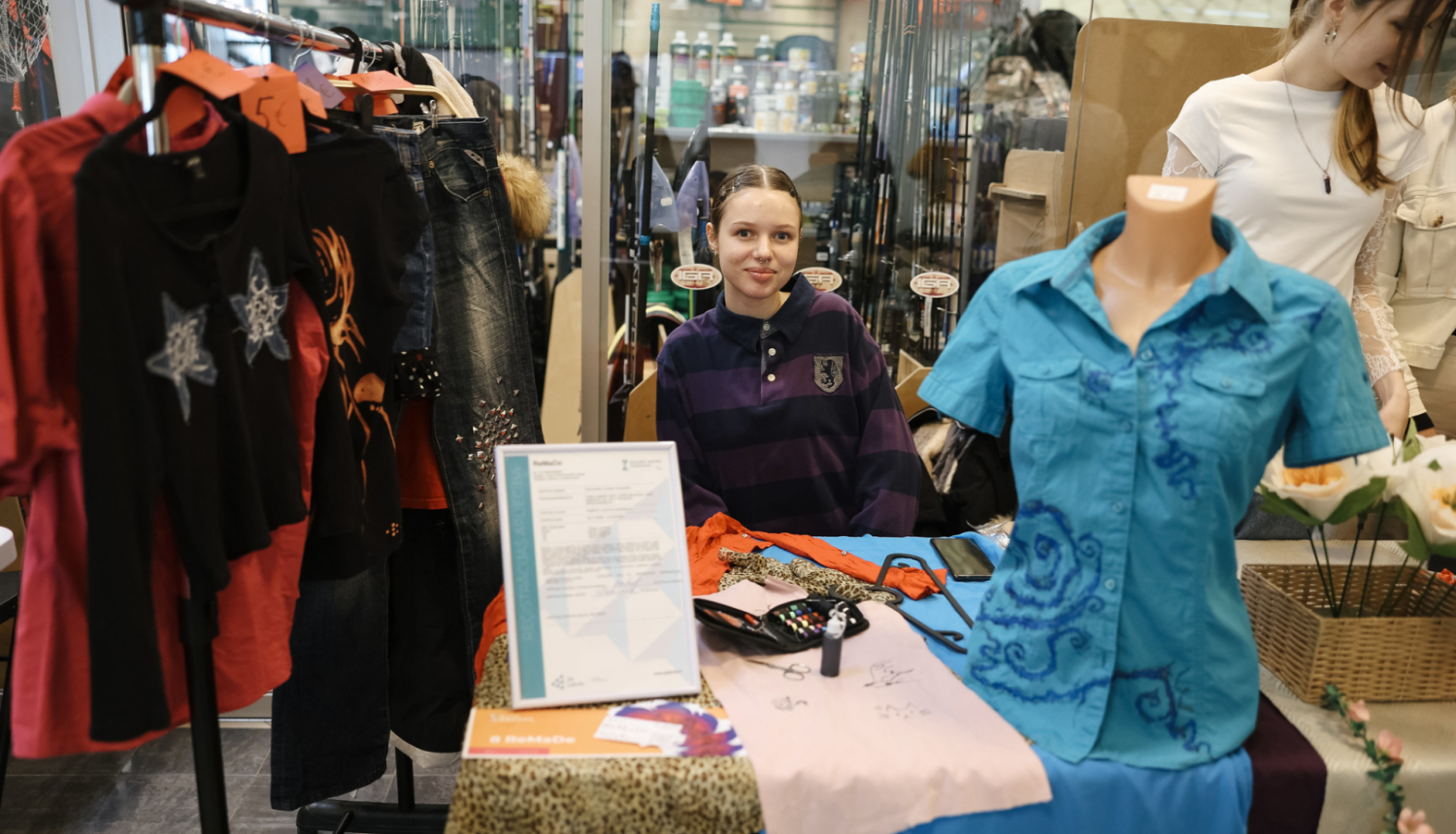 meitene sēž un smaida