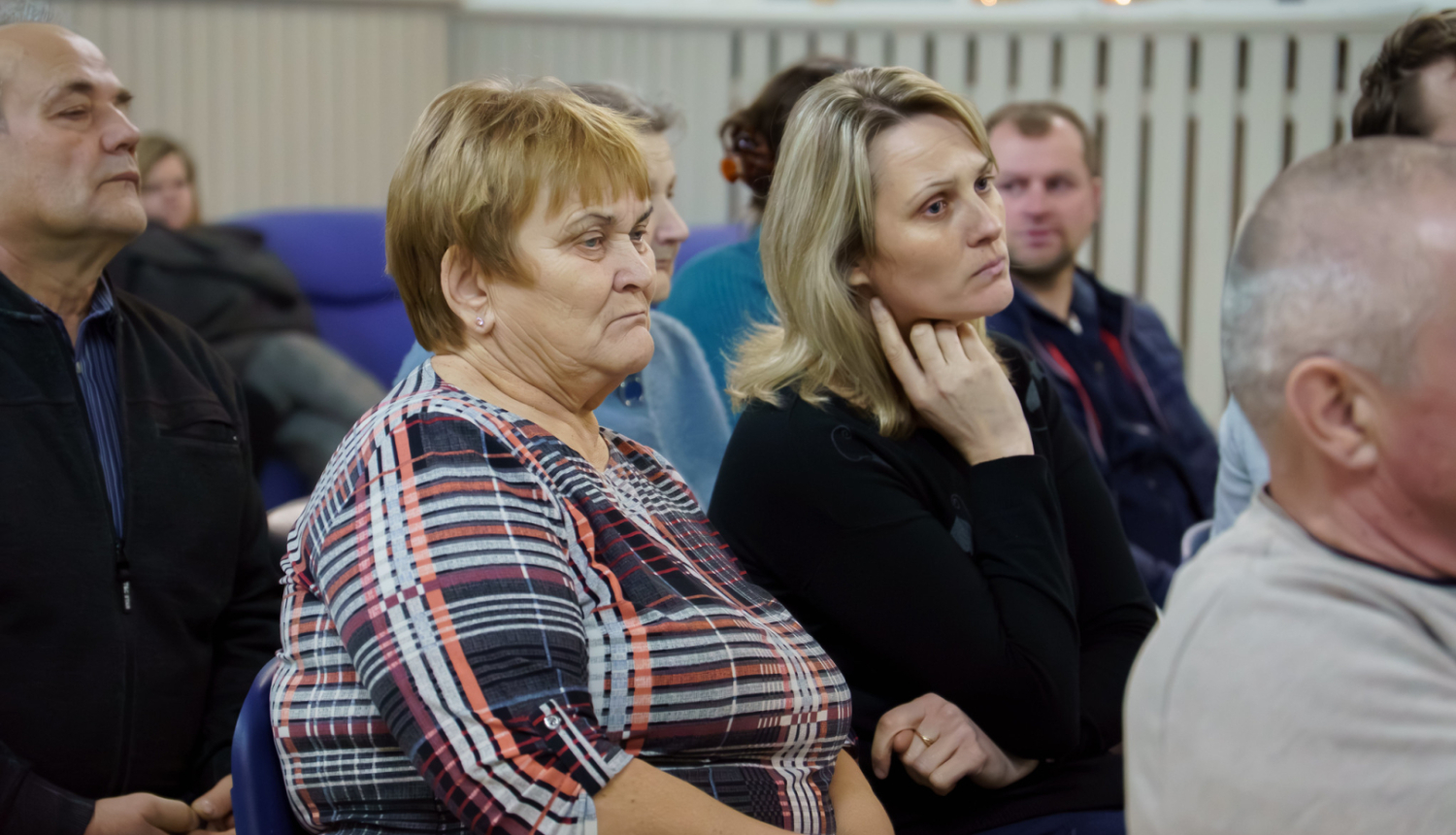 cilvēki klausās vadībā