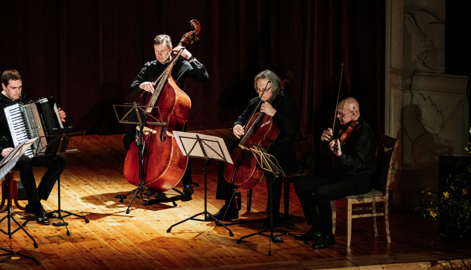 cilvēki spēlē mūzikas instrumentus