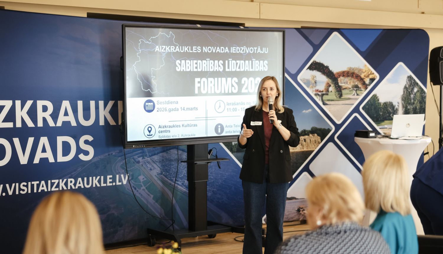 sieviete runā pa mikrofonu