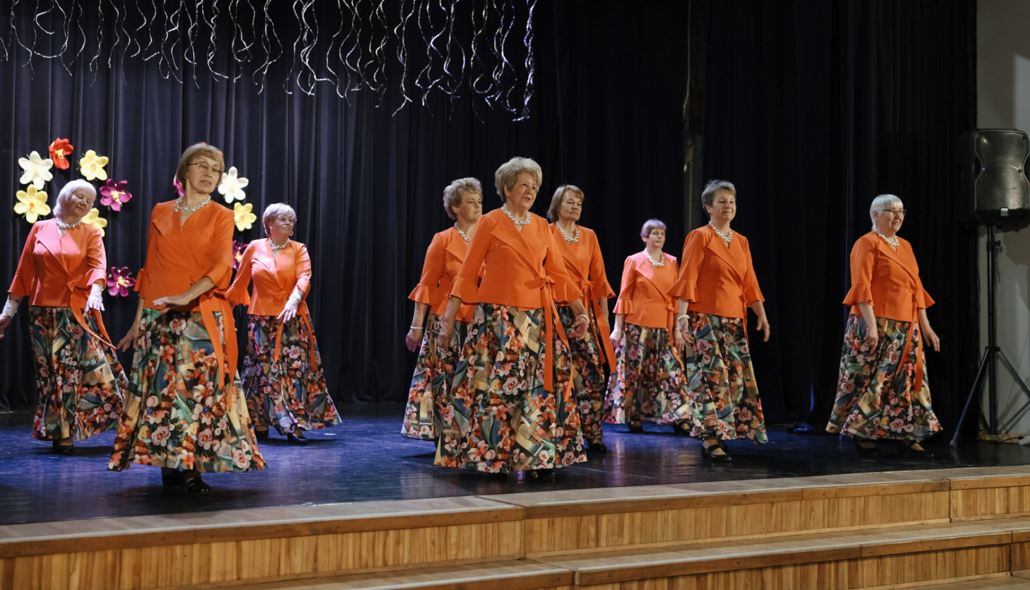 seniroes uzstājas uz skatuves