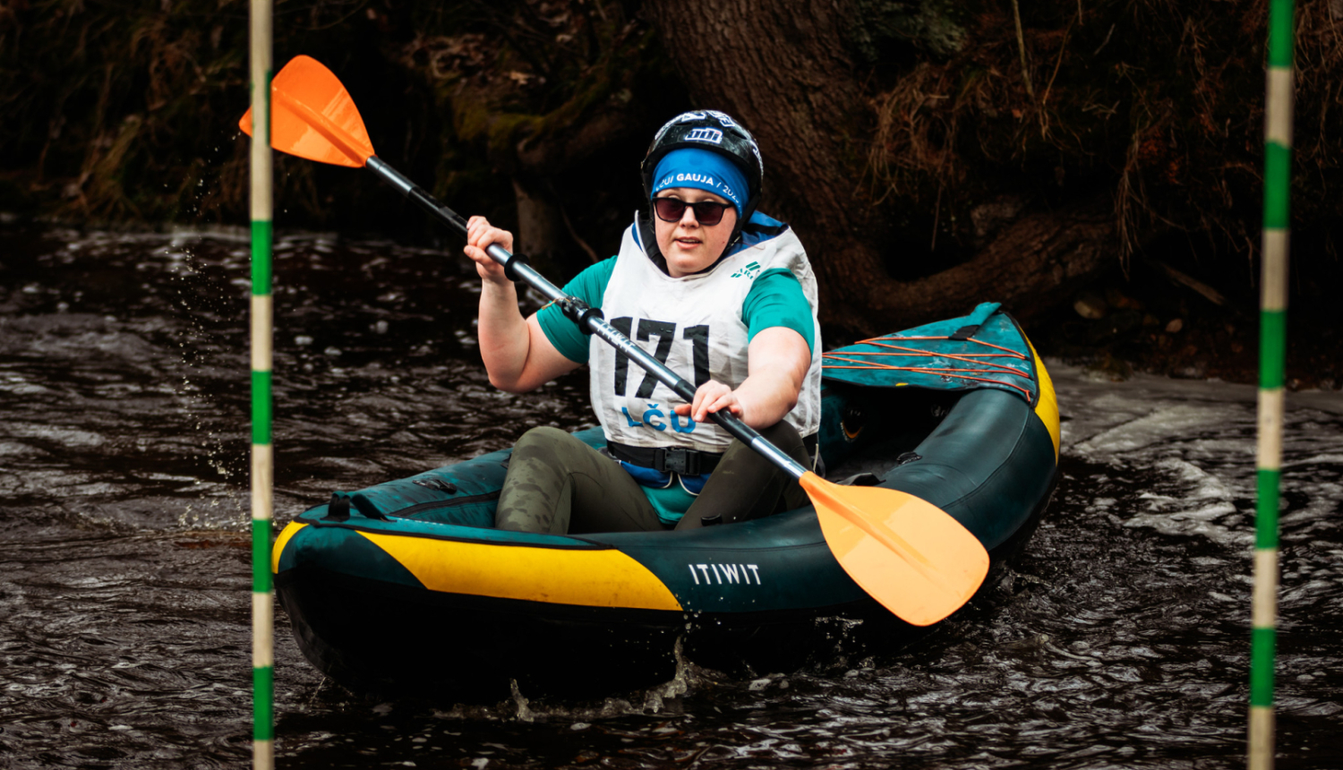 sieviete piedalās sacensībās airēšanā pa upi