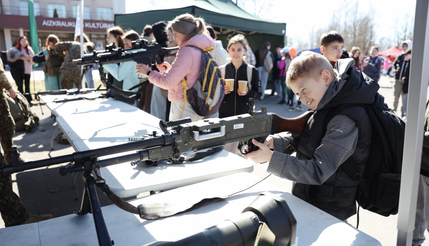 Skolēni iepazīt militāro tehniku