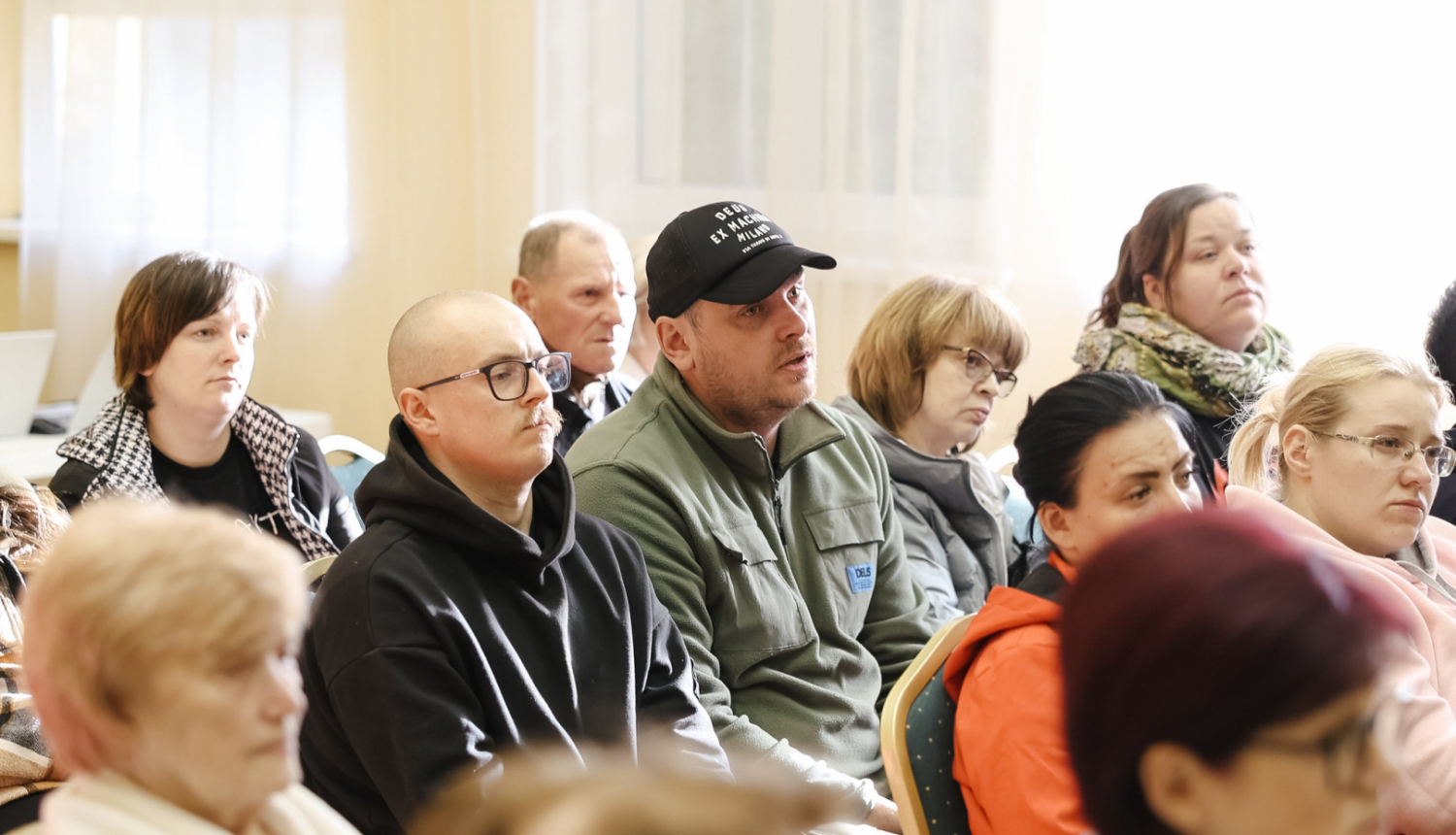 cilvēki piedalās tikšanās