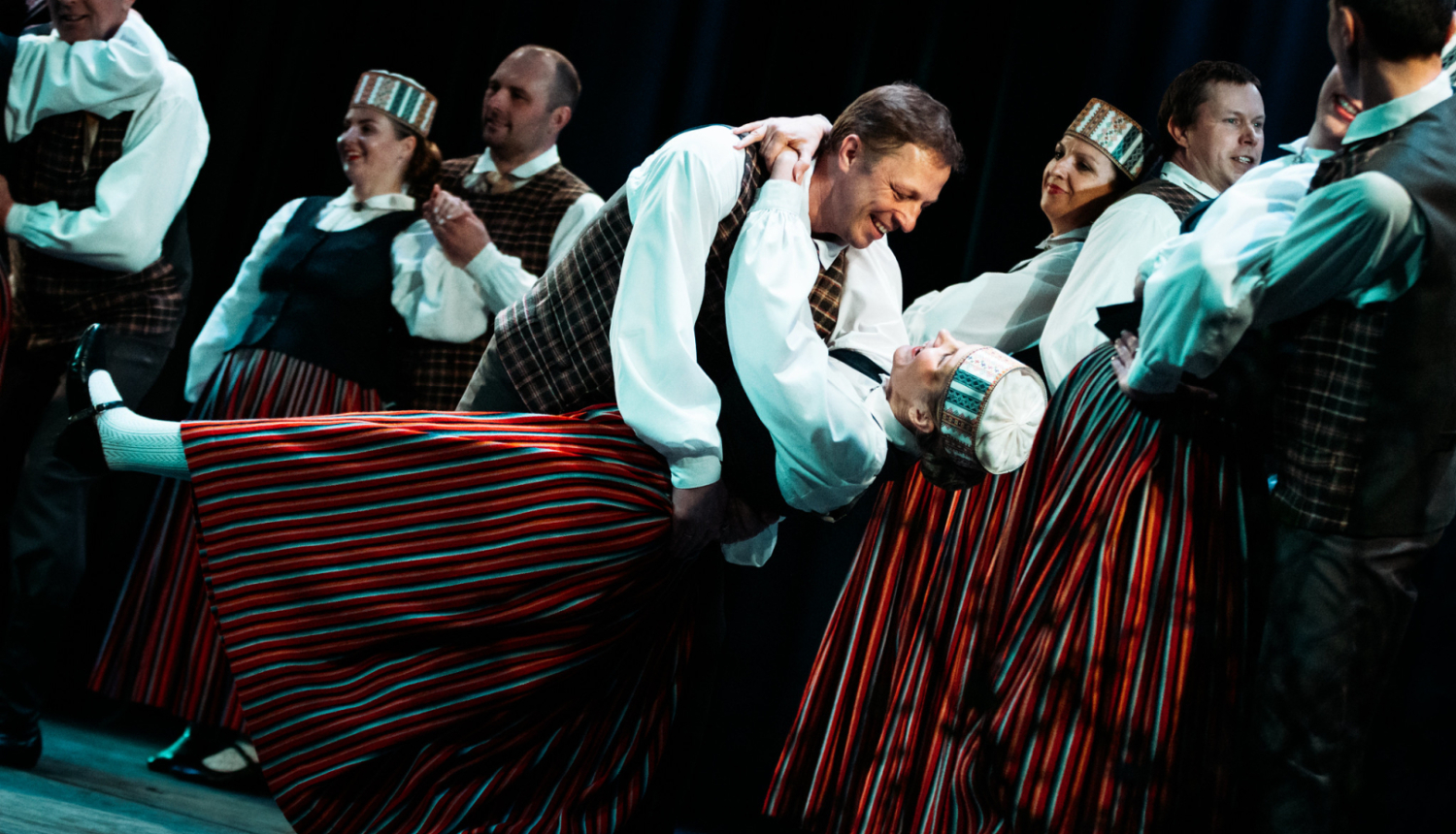 cilvēki dejo tautu dejas