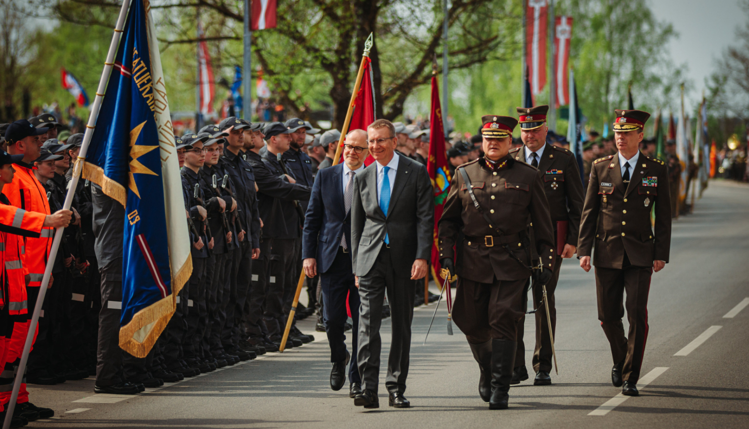 uz ielas notiek militārā parāde