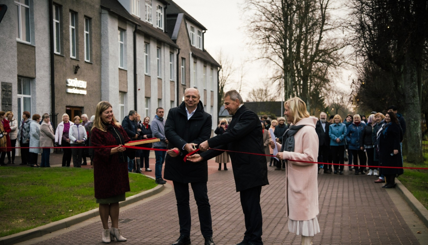 svinīga lentas griešana