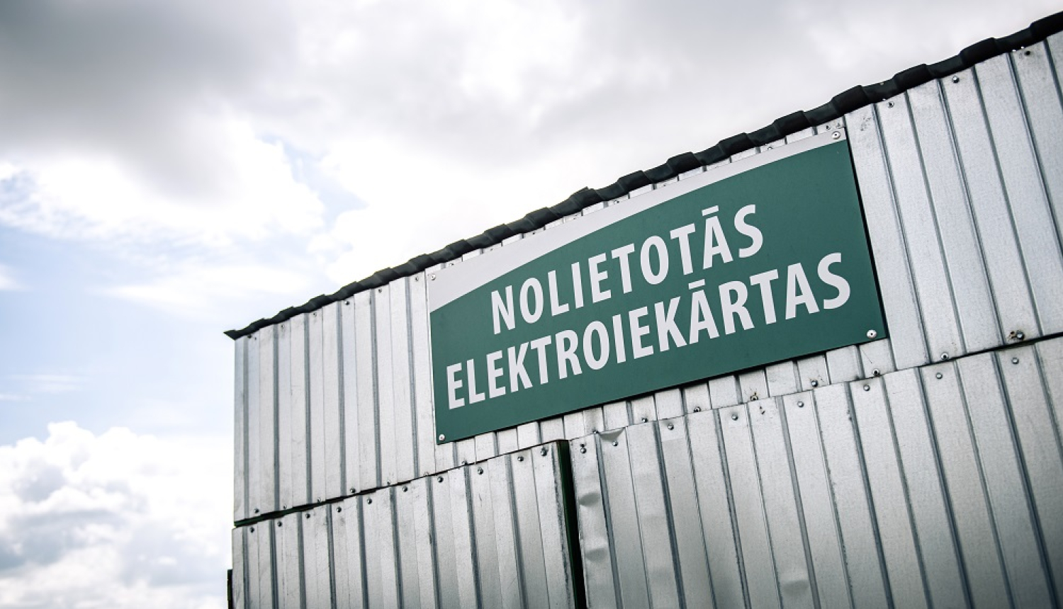 Ēka ar uzrakstu "nolietotās elektroiekārtas" 