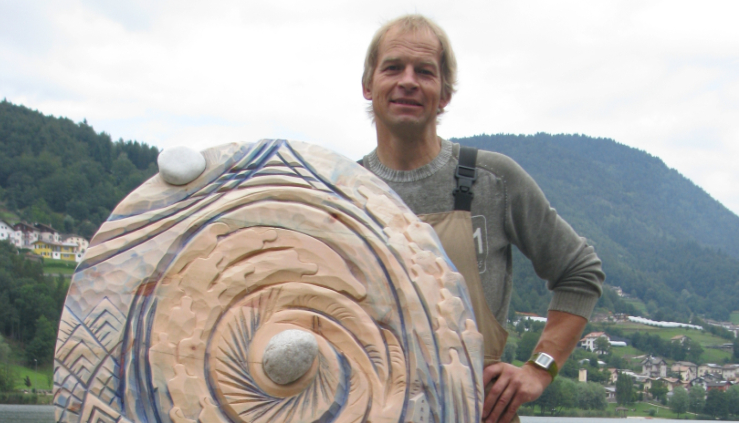 G. Burvis ar skulptūru