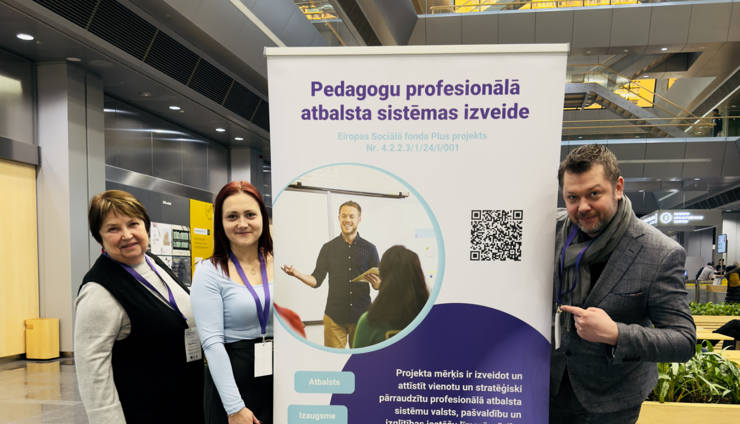 trīs cilvēku kopbilde