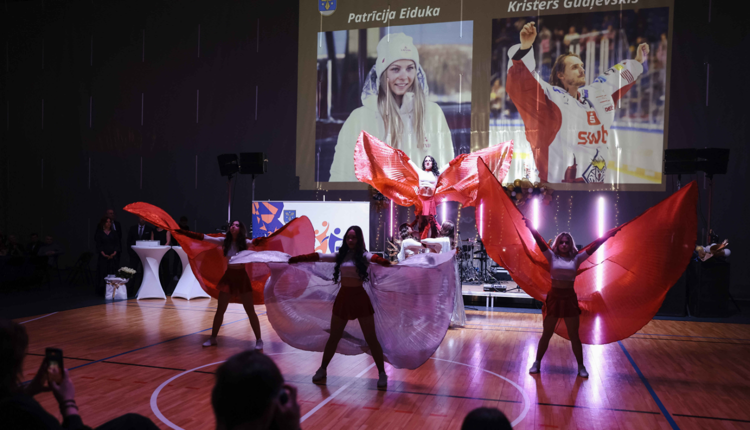 Karsējmeitenes uzstājas apbalvošanas ceremonijā