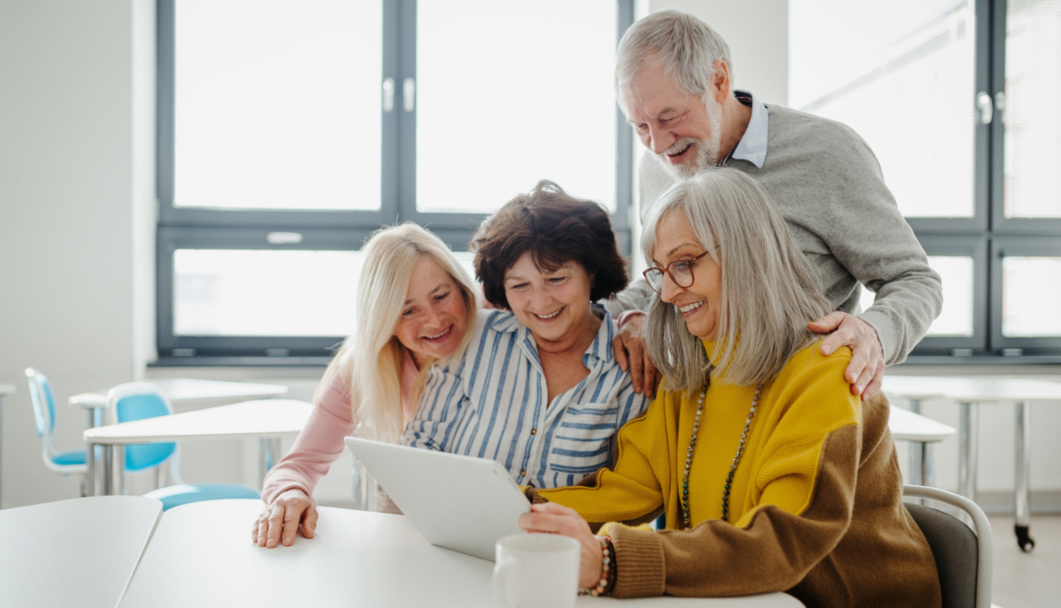 sniori skatās planšete