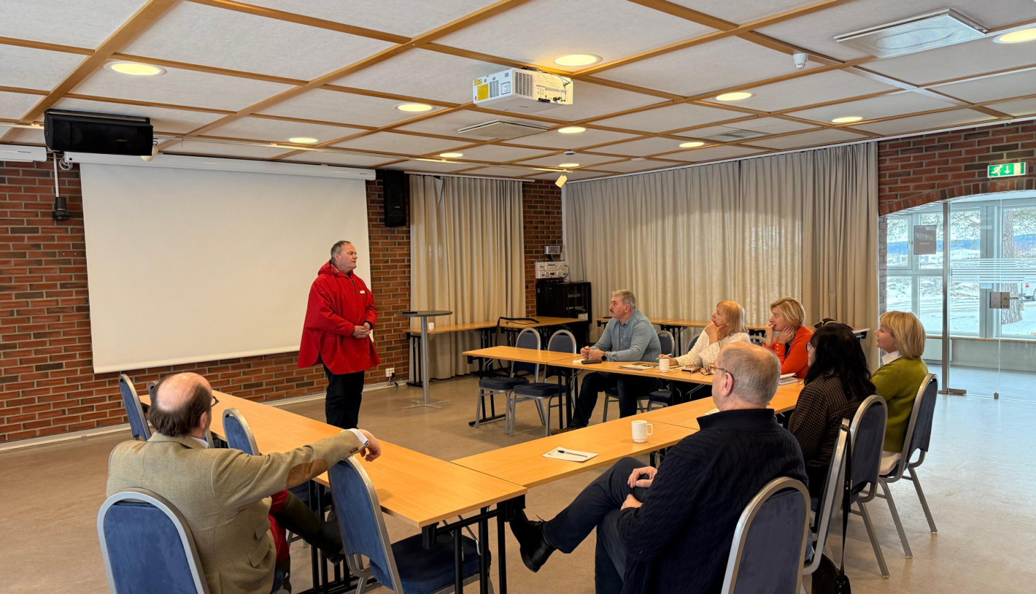 Cilvēki sēž pie galda