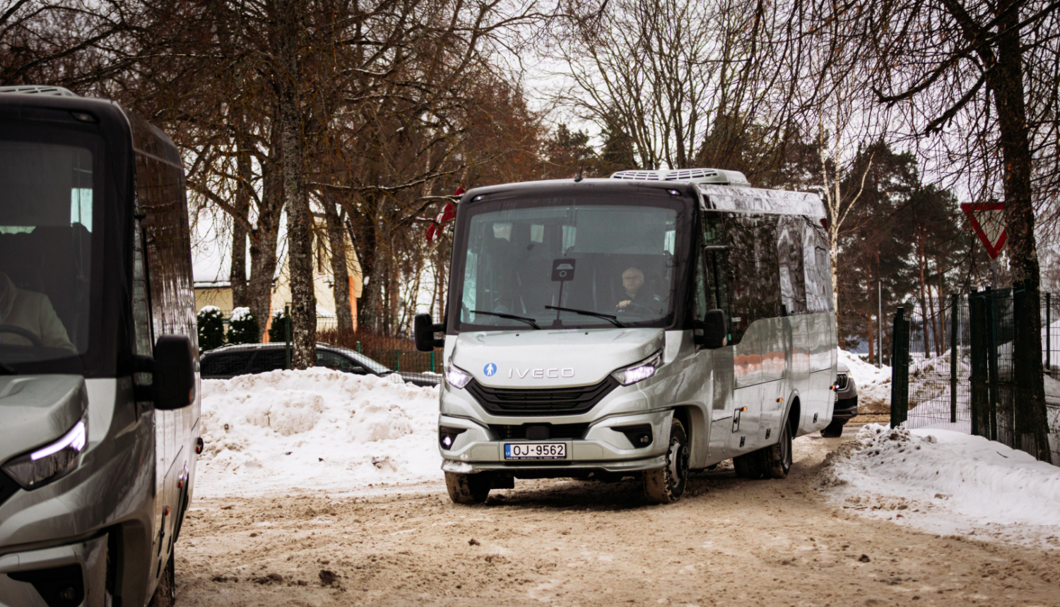 Autobuss iebrauc pagalmā