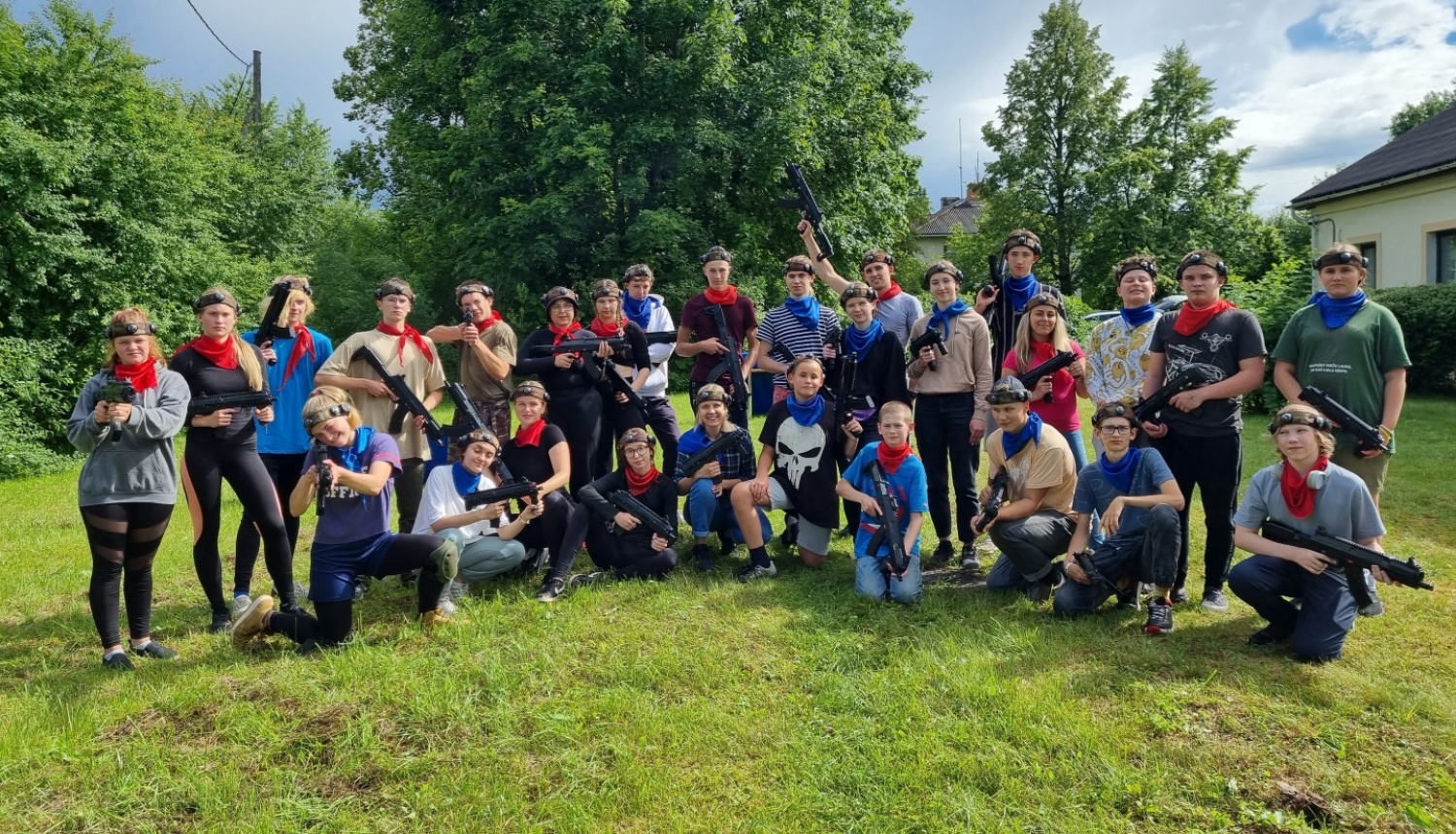 jaunieši ar ieročiem