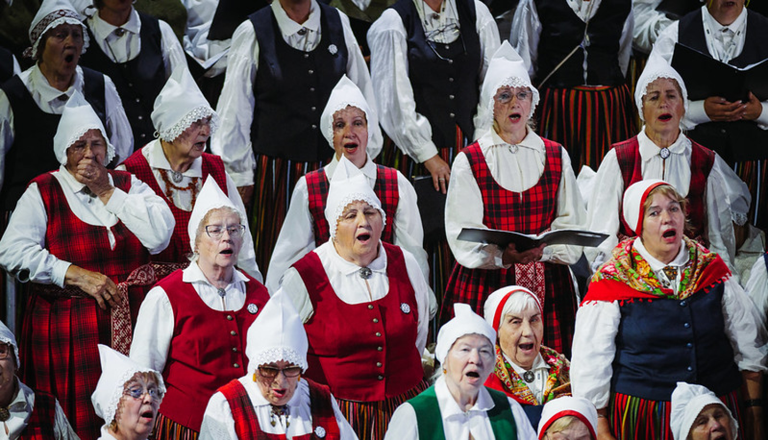 Kokneses senioru koris “Alaine” dzied koncertā Rīgas cirkā