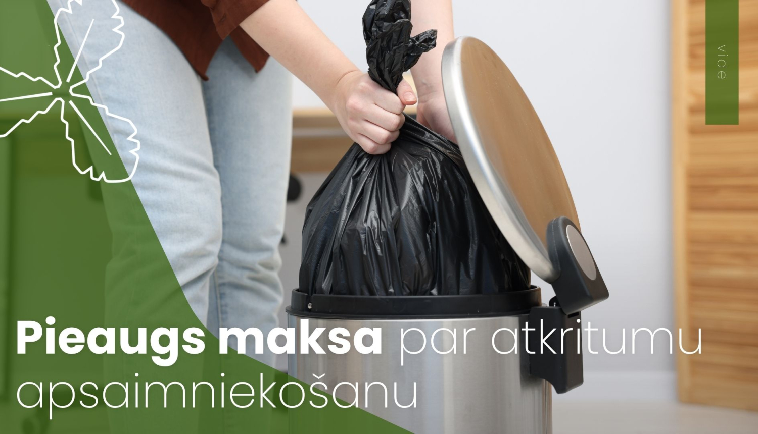 sieviete ņem ārā atkritumu maisu no konteinera