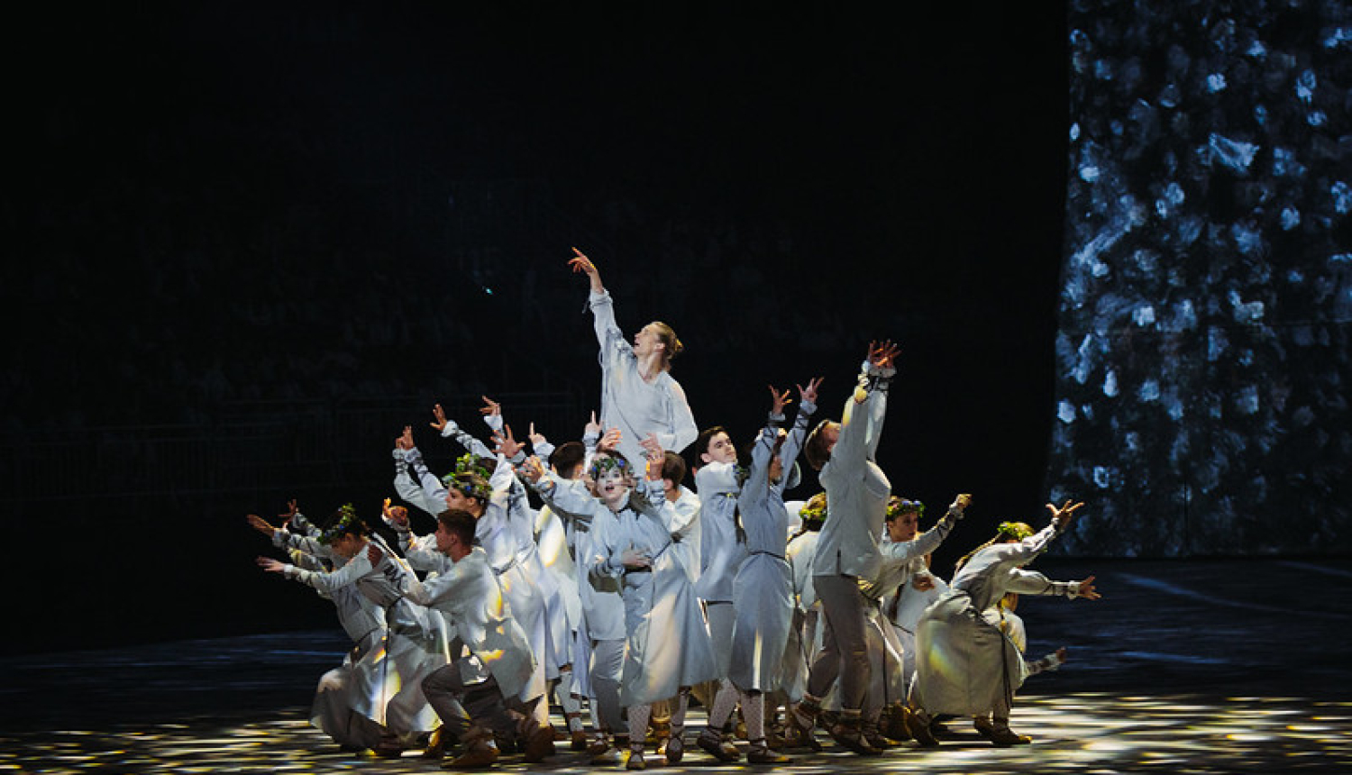 Pļaviņu “Daugaviņa” dejo lielkoncertā “Balts” arēnā “Rīga”