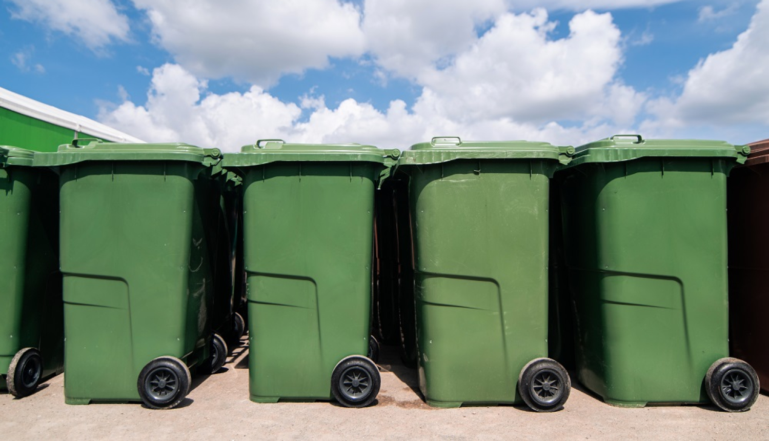 četri atkritumu konteineri