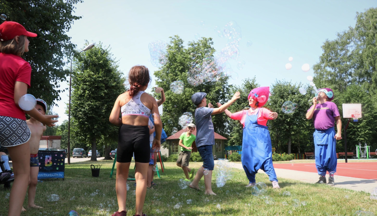 Bērni rotaļājas ar ziepju burbuļiem