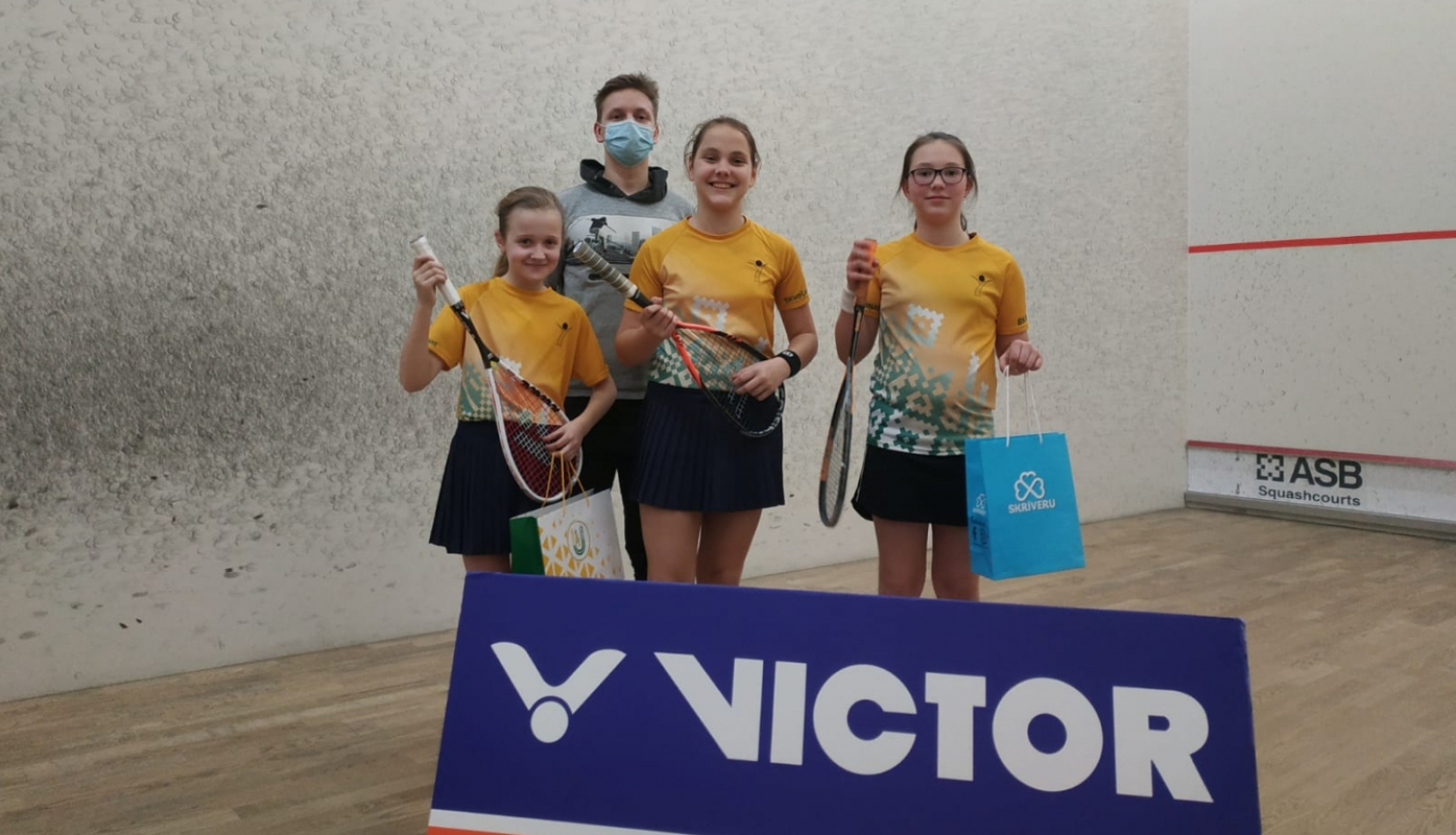 Pļaviņu skvošisti saņem medaļas