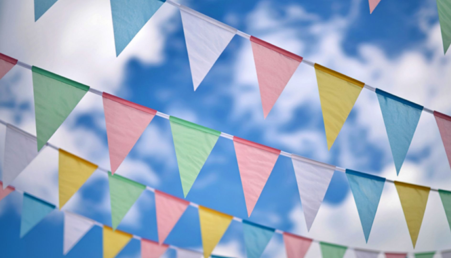 zilas debesis un vairākas karodziņu virtenes