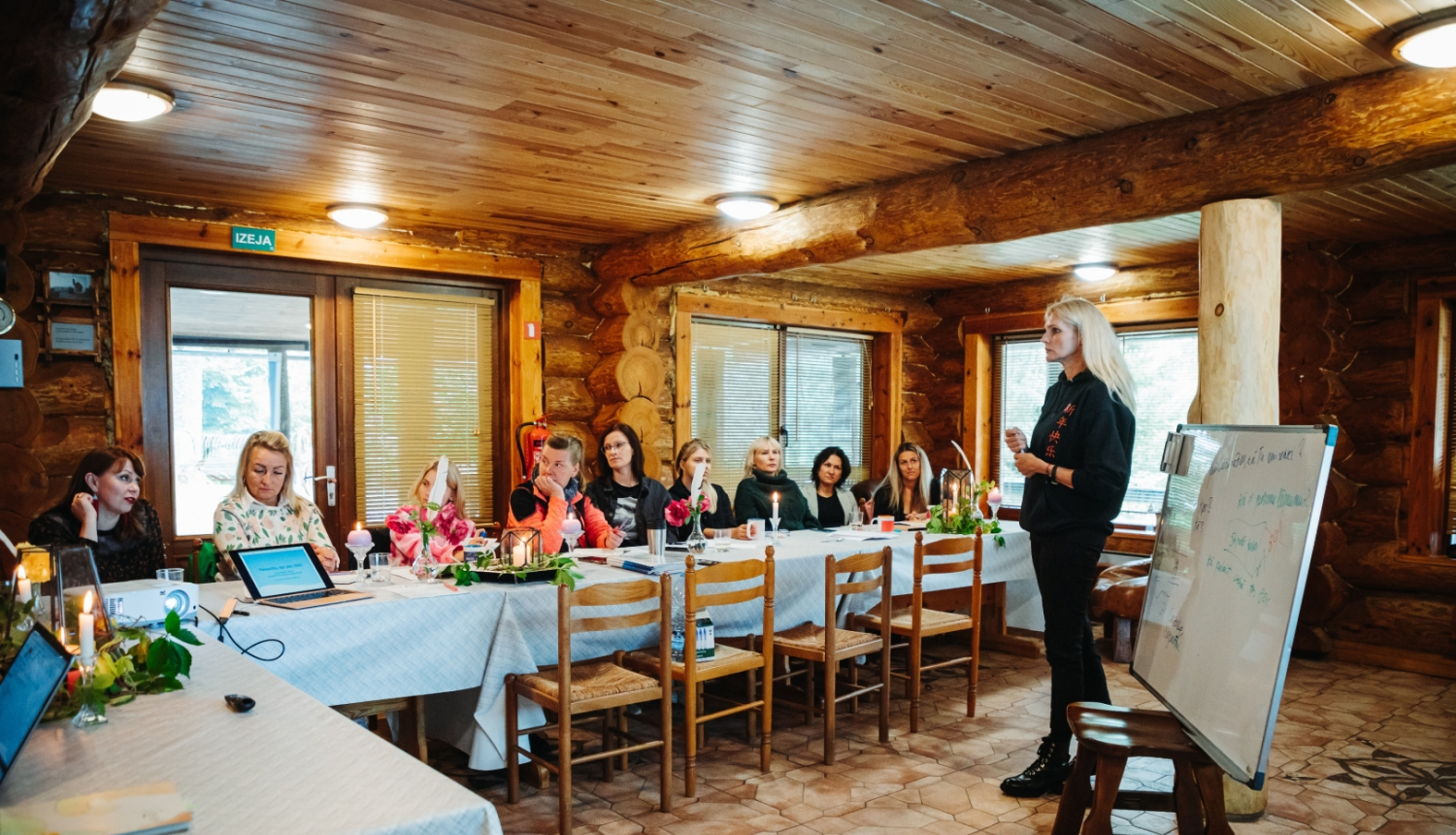 lektore stāsta jaunatnes darbiniekiem par projektu