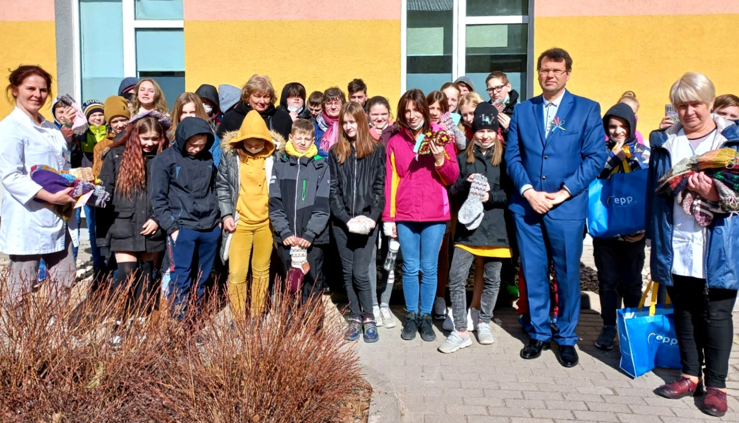 Bērni ziedo zeķes, cimdus Ukrainas valstpiederīgajiem