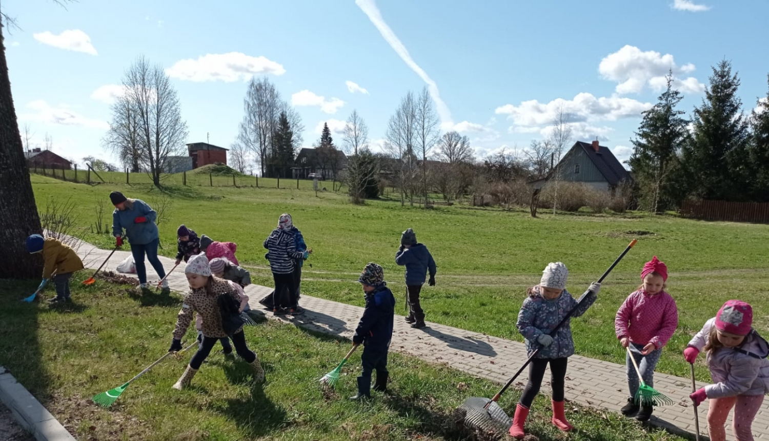 Skrīveru bērnudārza "Sprīdītis" saime piedalās talkā
