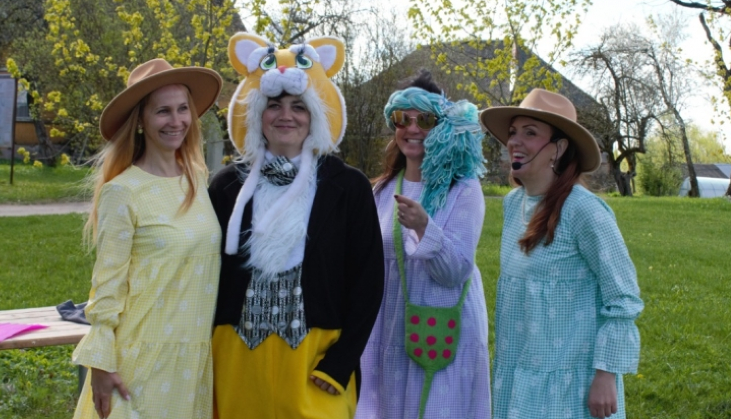 pasākuma vadītājas un organizators