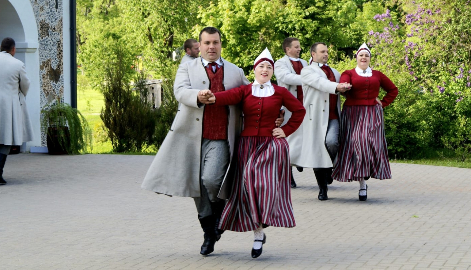 Tautas deju dejotāji