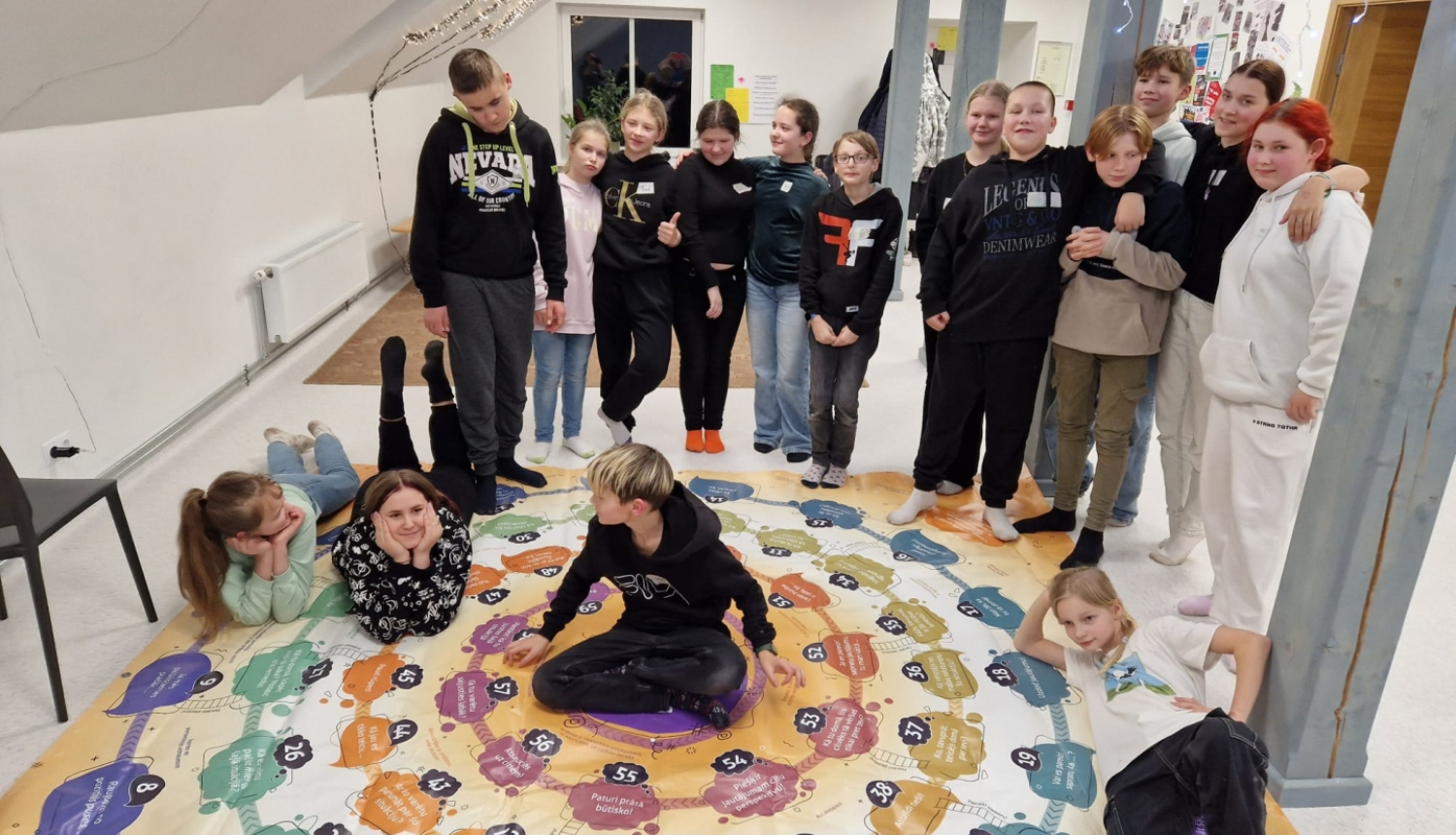 jaunieši spēlē galda spēles