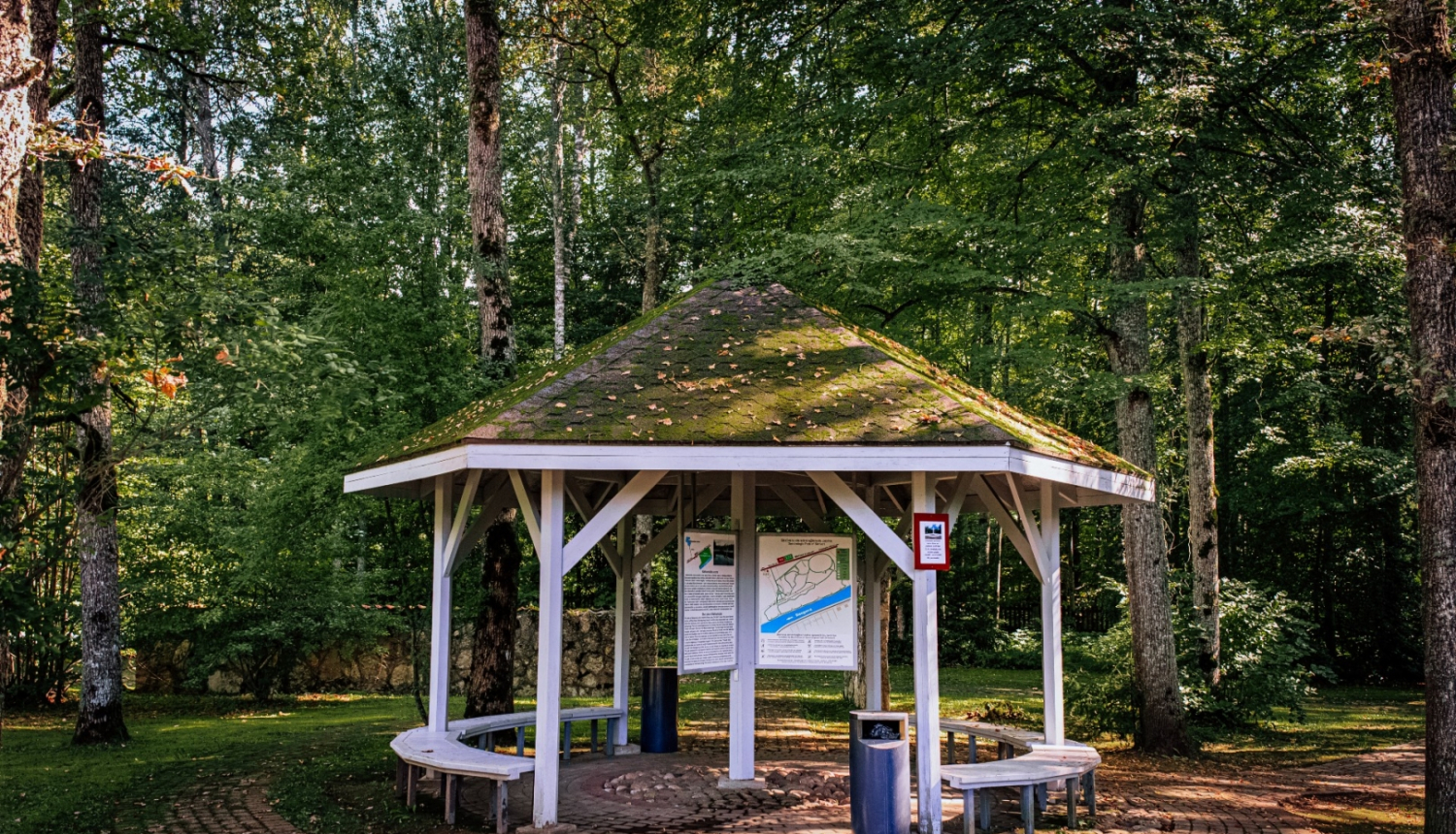 Skrīveru dendroloģiskias parks - lapene