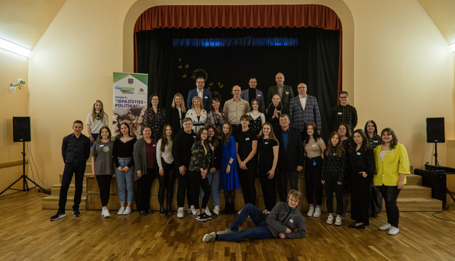 Jaunieši brīvā atmosfērā diskutē ar politiķiem