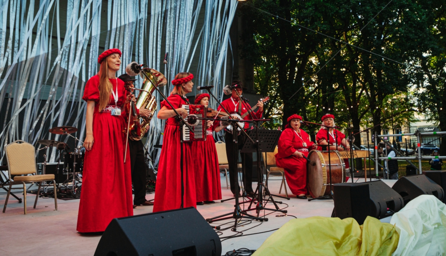 kapela aizezeres muzikanti muzicē uz skatuves