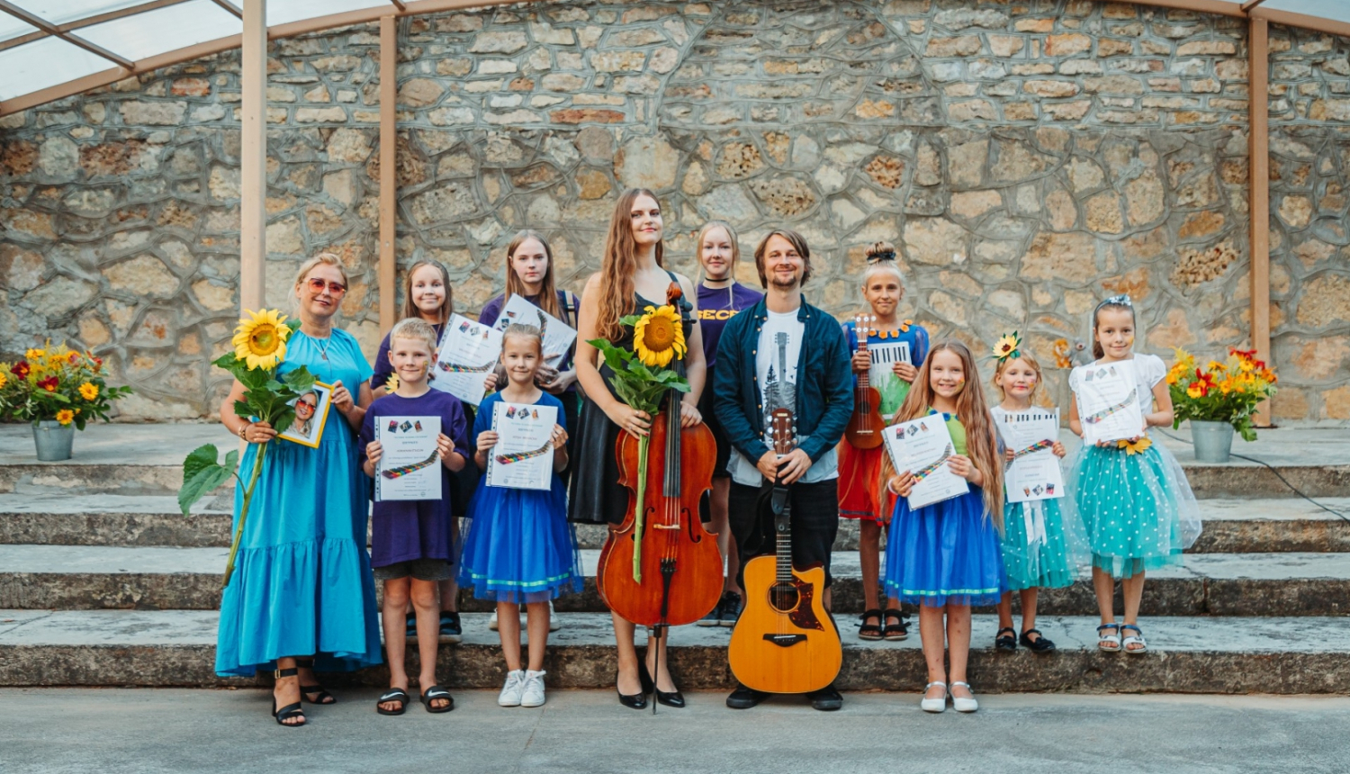 jaunie mūziķi kopā ar pasniedzējiem