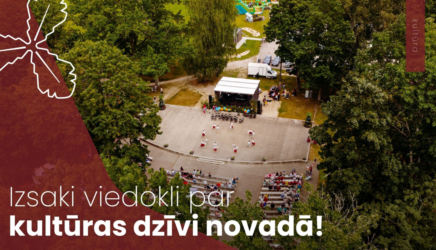 estrāde, blakus atrodas parks, cilvēki sēž uz soliņiem