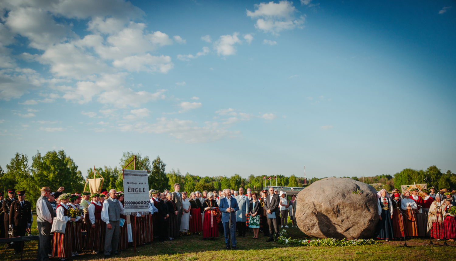 prezidents saka runu pie dziesmu svētku cildināšanas akmens