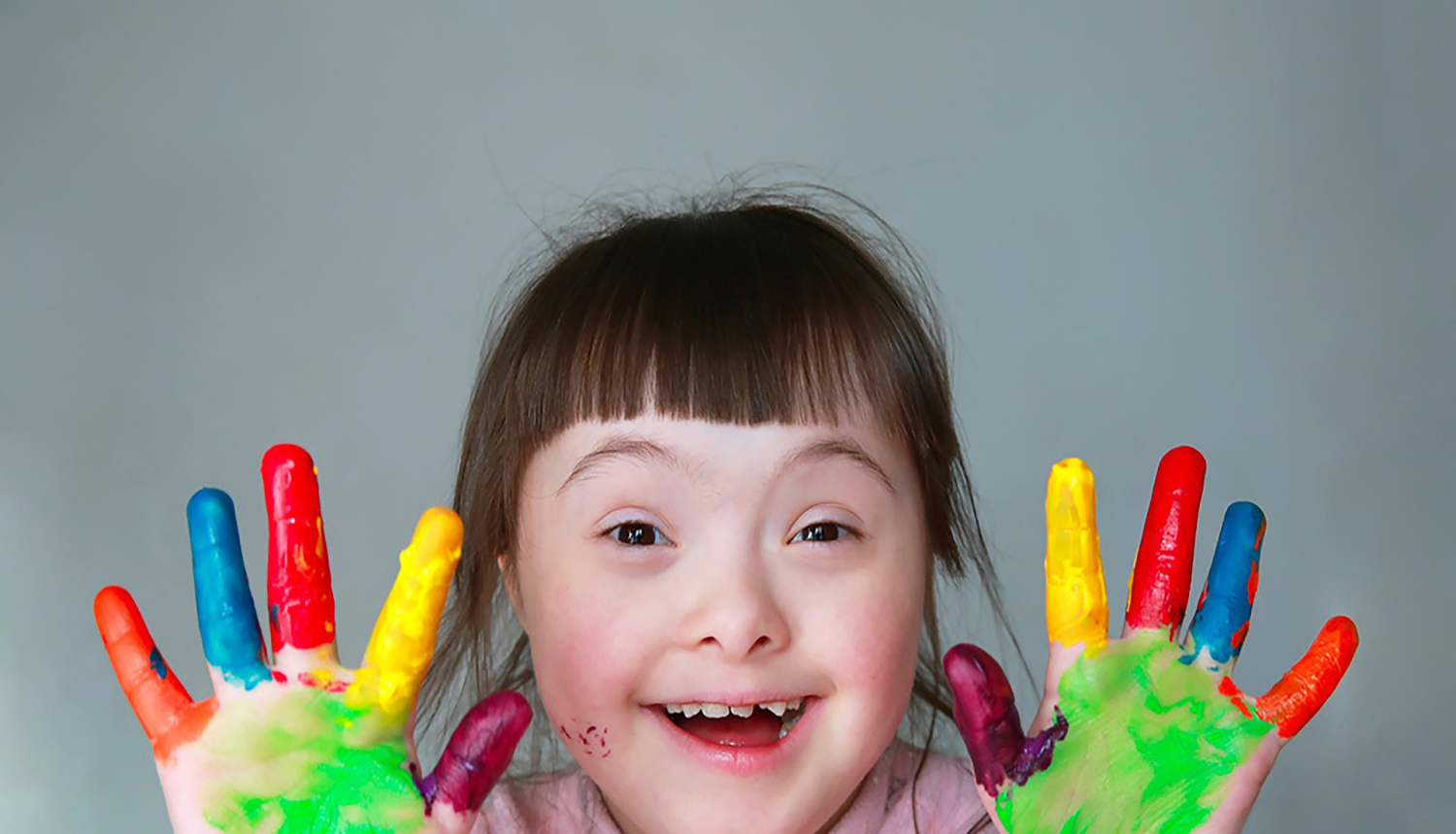 priecīga meitenīte ar nokrāsotiem pirkstiņiem