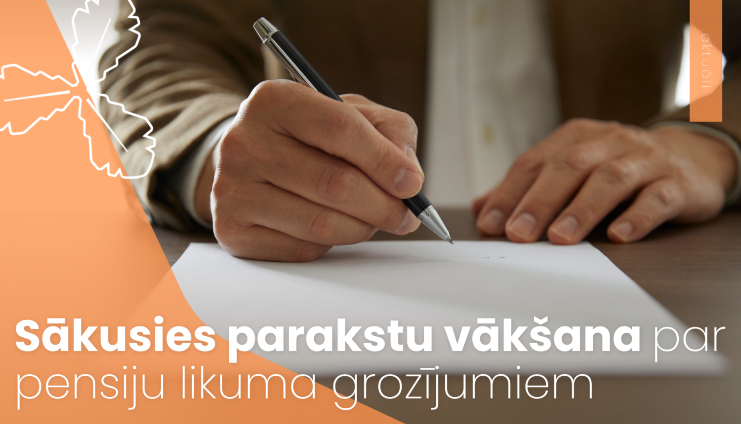 Vīrietis ar pildspalvu parakstās uz lapas