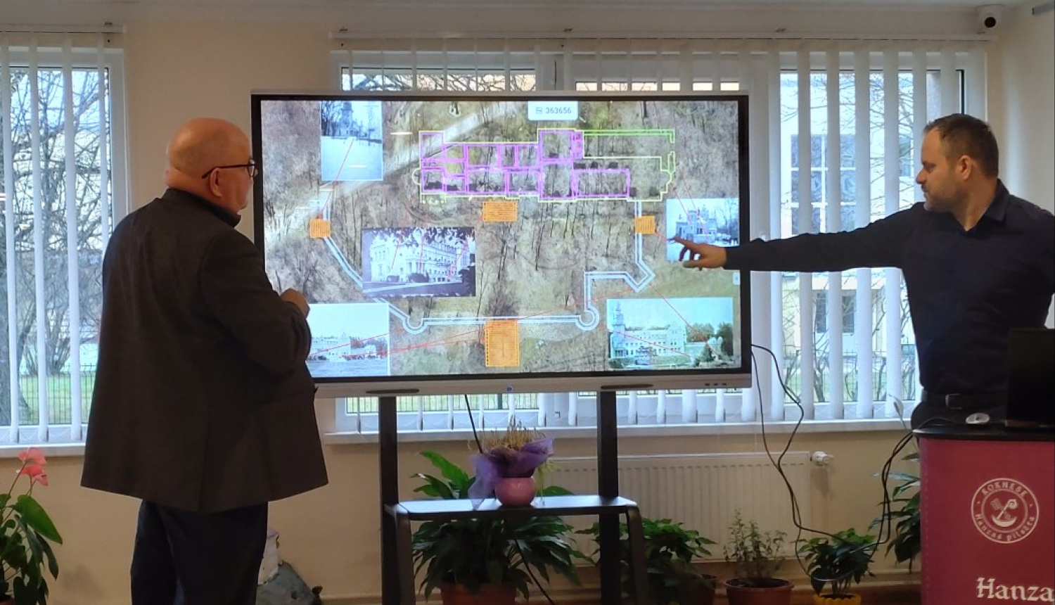 Ints Lukss un Oto Lukss prezentē Kokneses Jaunās pils trīsdimensiju modeli.