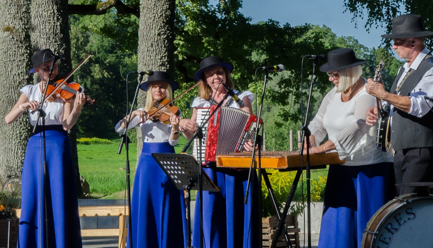 Aizezeres muzikani spēlē ziņģes