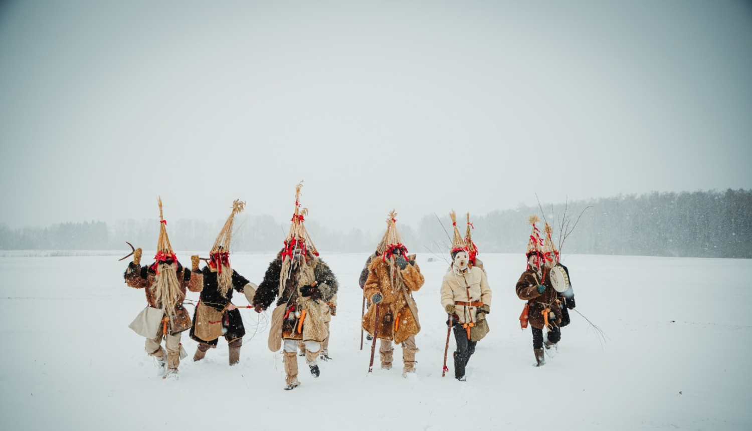 budēļi nāk pār lauku
