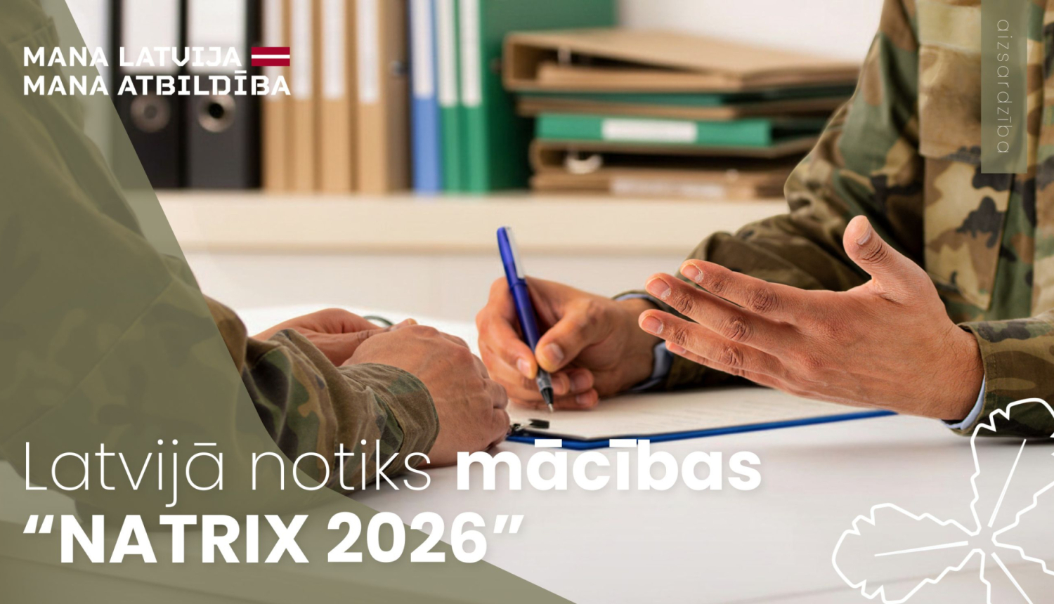 divi karavīri sēž pie gald aun apspriežas