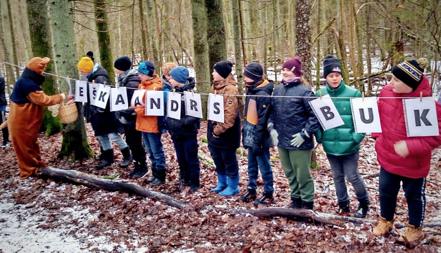 bērni mežā ar lāci