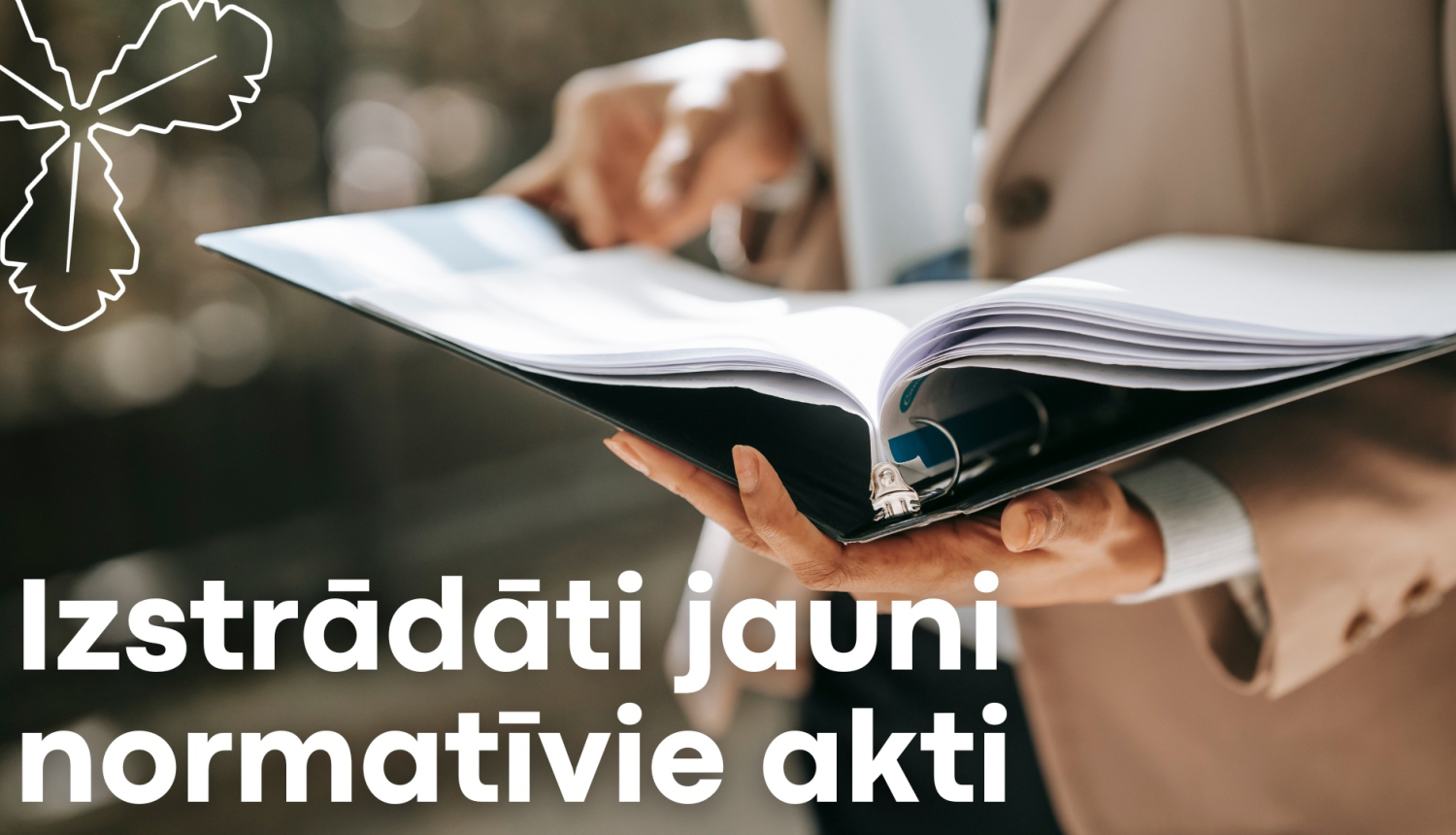 cilvēks tur rokās mapi