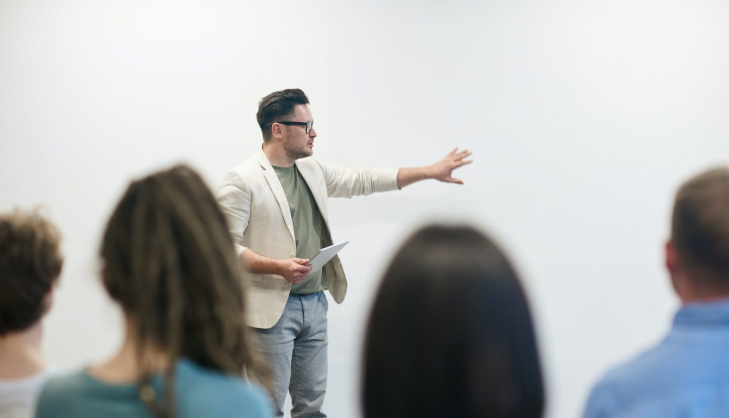 vīrietis stāsta prezentāciju