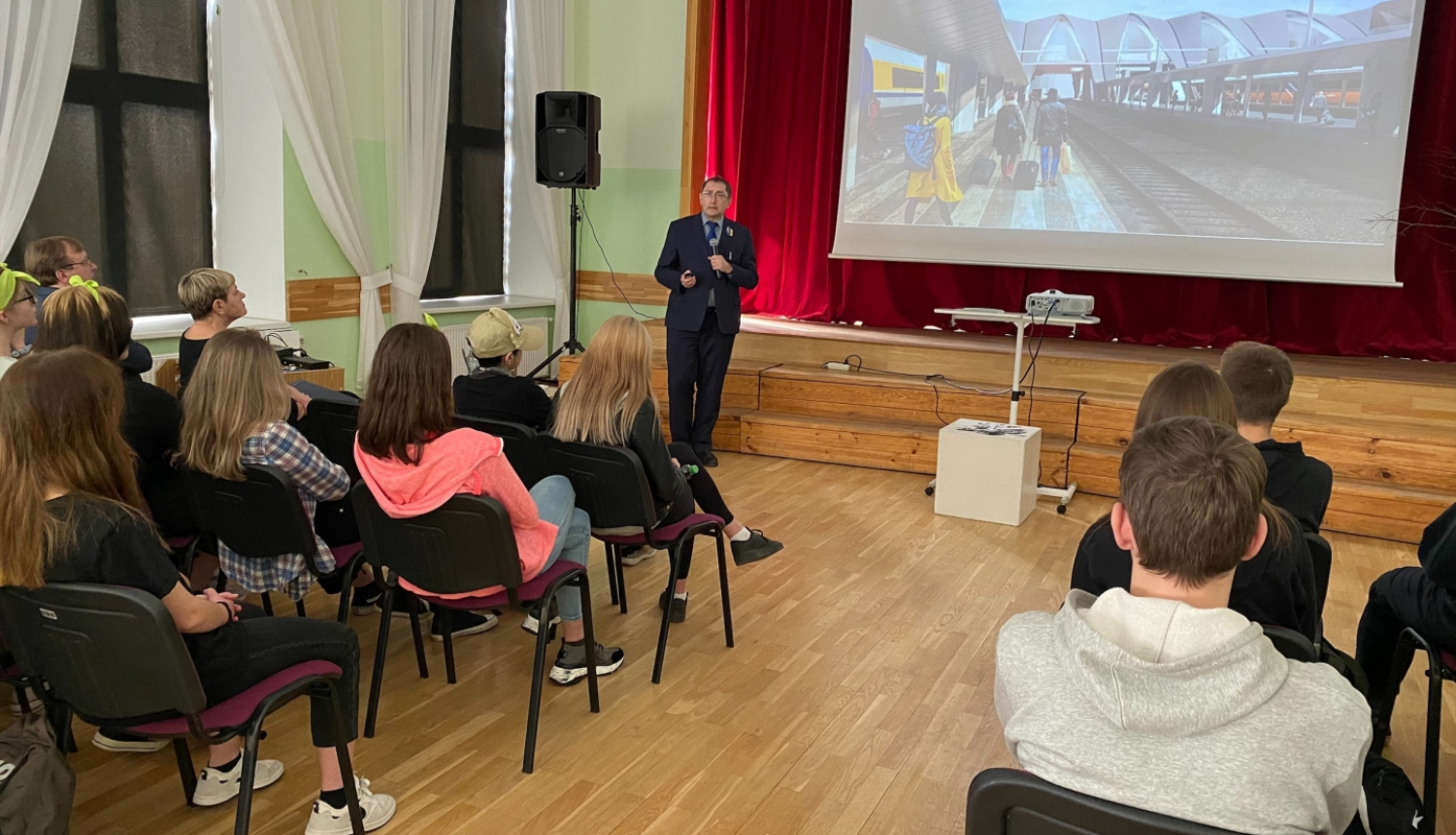 Satiksmes ministrs uzstājas ar prezentāciju skolēnu priekšā