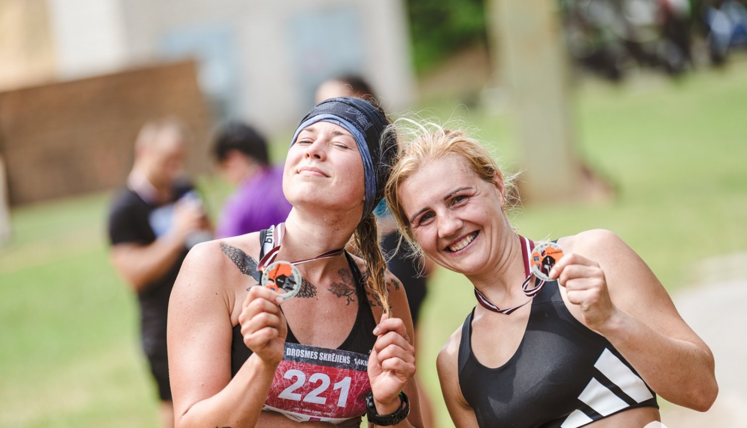 drosmes skrējiena medaļas un dalībnieces